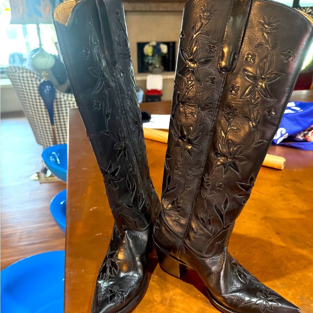 Nice pair of cowboy boots not sure of the brand.
